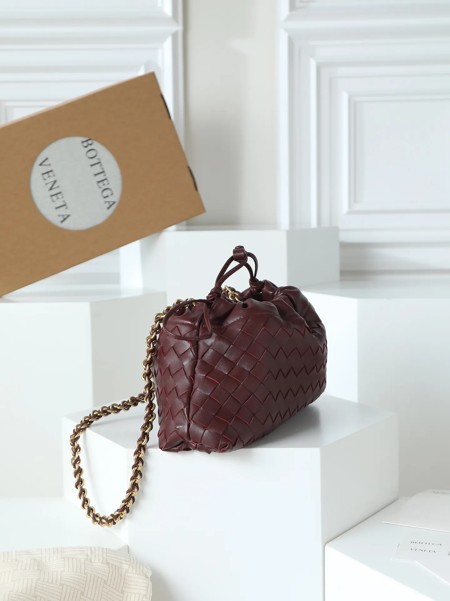 p1600. BOTTEGA VENETA 2025 new women's Dustbag Notte clutch. Dustbag, which has been very popular since its launch, has a chain clause! ! The hand-carrying method is reminiscent of the classic bag type Pouch , light and elegant, the retained drawstring design can be used as a bag, and the chain is longer, which is very suitable for sisters who like to carry their hands cross-body with their hands free. No matter which way you carry it, you can change the way you carry it according to the occasion and your mood of the day, which can make the overall outfit more fashionable🪄🪄The body of the bag has also been widened. It is the rainy season and the weather is hot, so it can easily accommodate small umbrellas and water bottles. The interior is made of nylon, which is light and comfortable to carry, and is very suitable for summer use. Style number: 839394 Size: 33*19*8cm